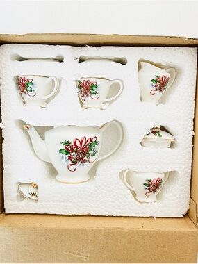 Vintage Avon Tea Set - 8 Piece Porcelain Holiday Holly Design - 24K Gold Trim